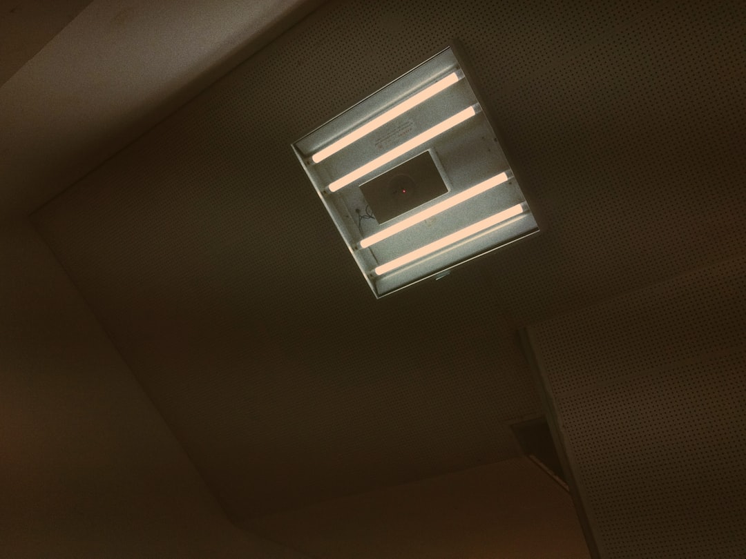 white-fluorescent-lights-mounted-on-the-ceiling-bza9kbakqhg
